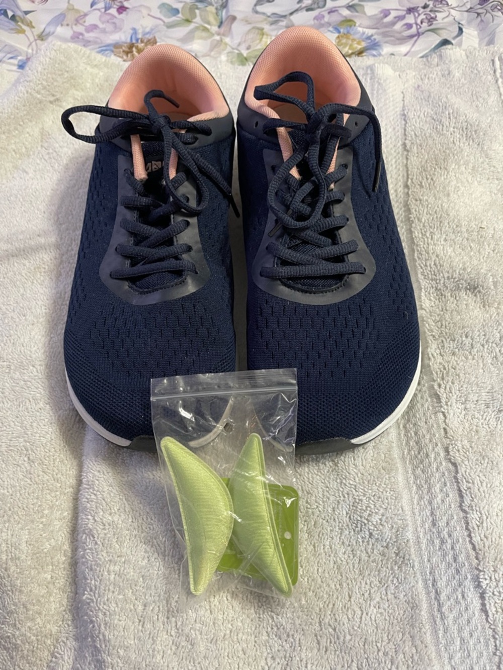 Women’s Broyon Navy/ Pink Lace Up Wide Toebox Sneakers. Size 11 Wide.New! - Picture 4 of 10